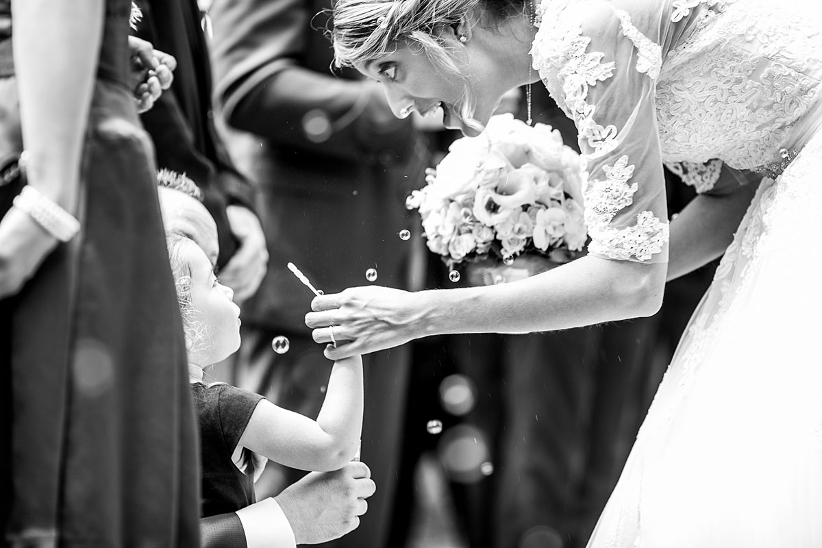 Braut mit kleinem Kind an Hochzeit marriage in luxembourg