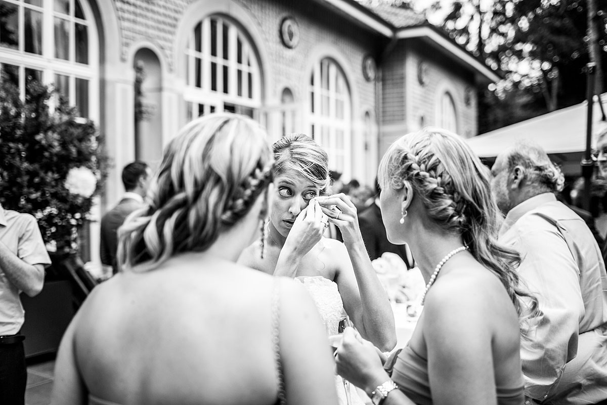 Weinende Braut mit Freundinnen in Mondorf Orangerie