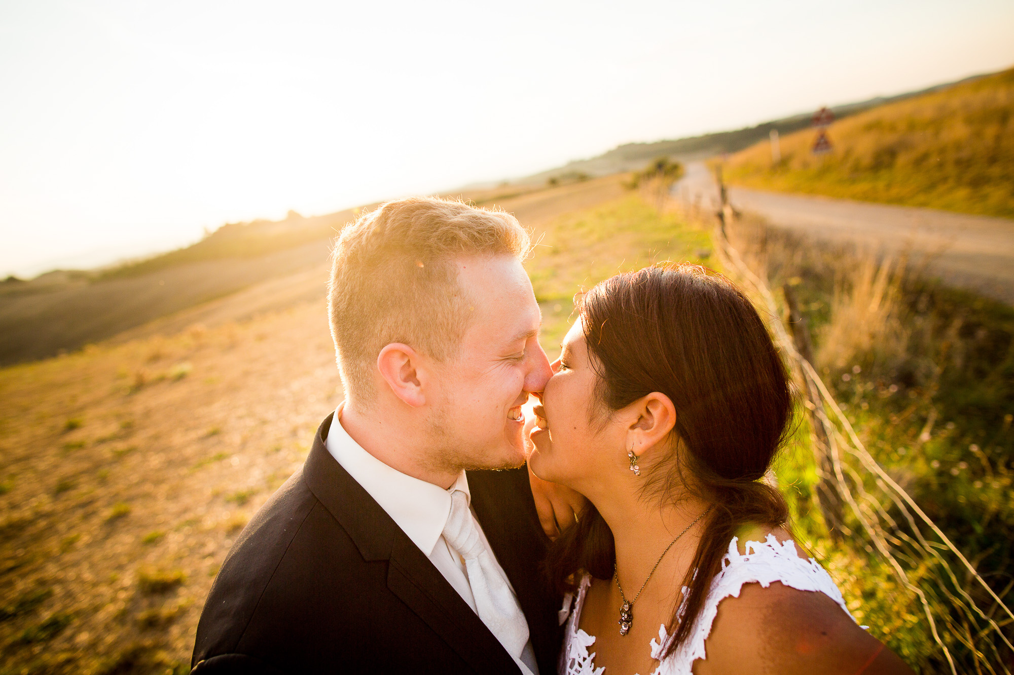 Brautpaar küsst sich in der Toscana, traumhafte Landschaft, Romantisch