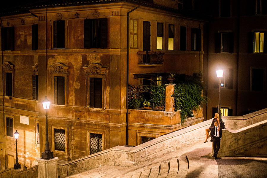 Paar auf spanischer Treppe bei Nacht