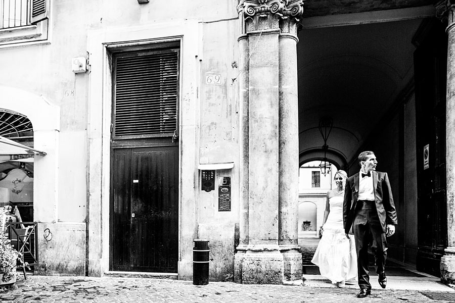 Mitten in Rom auf der Straße mit Brautpaar