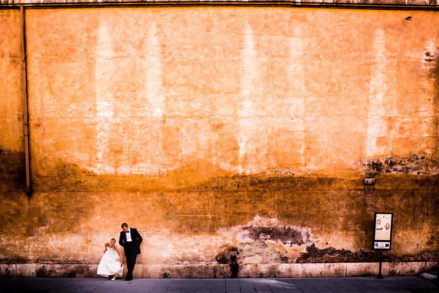 Mann und Frau stehen in Rom am Archivio di Stato