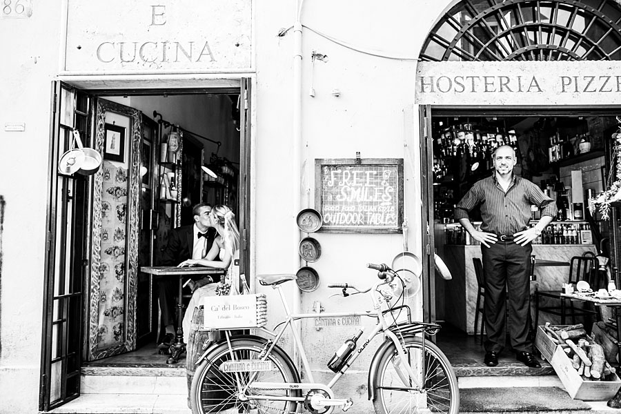 Brautpaar fotografiert in einem Straßenkaffee in Rom