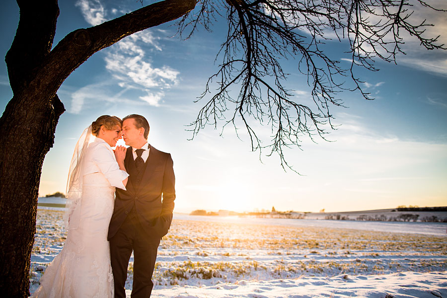 Braut und Bräutigam im Schnee fotografiert