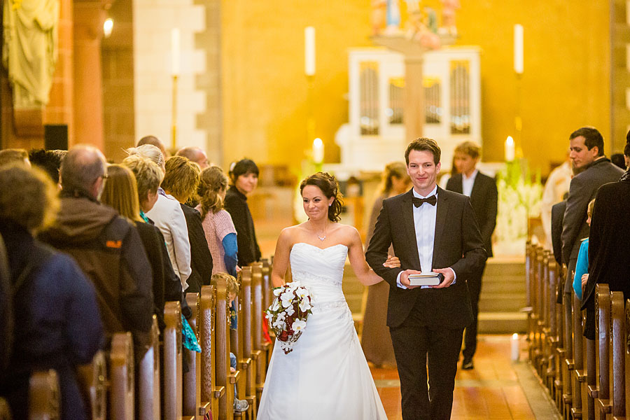 Braut und Bräutigam sind verheiratet und verlassen die Kirche