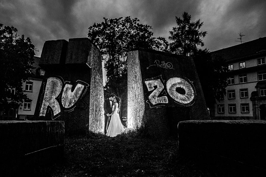 Hochzeitsbild mit Grafitti - tolles Foto