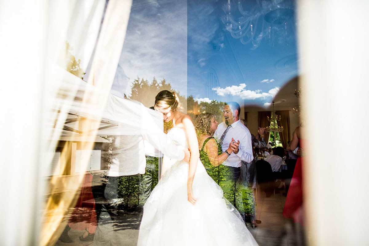Braut und Bräutigam spiegeln sich im Fenster eröffnungstanz