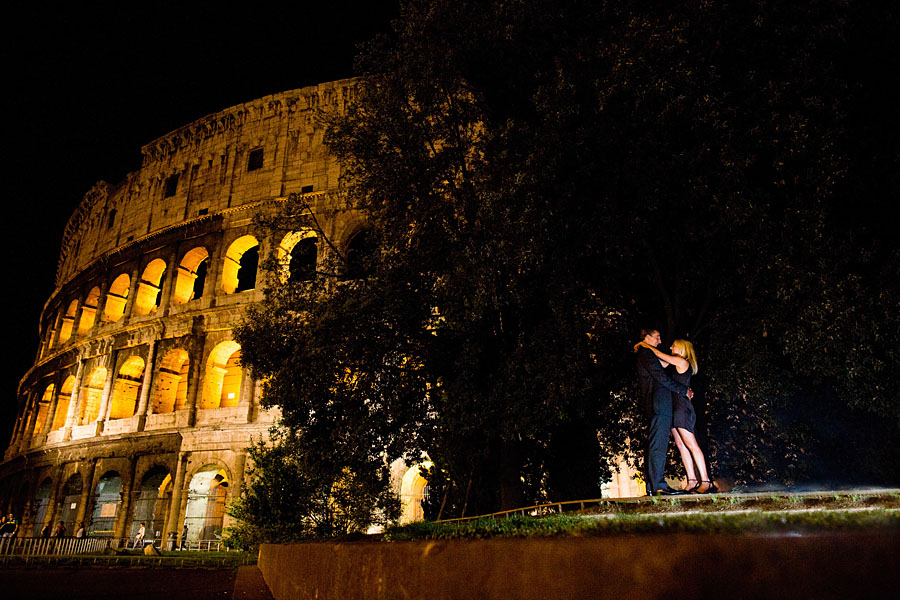 Bei nacht am Coloseum in Rom - Romantisch beleuchtet
