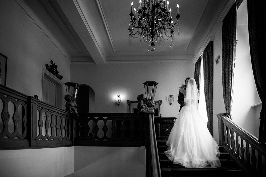 Braut im Schlosshotel mit wundervollem Kleid