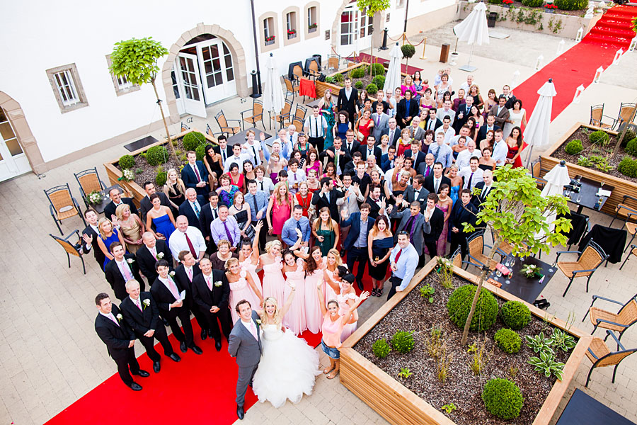 Gruppenfoto von Hochzeitsgesellschaft in Luxemburg