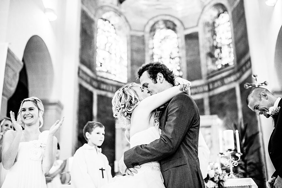 Braut küsst ihren Bräutigam zum ersten mal