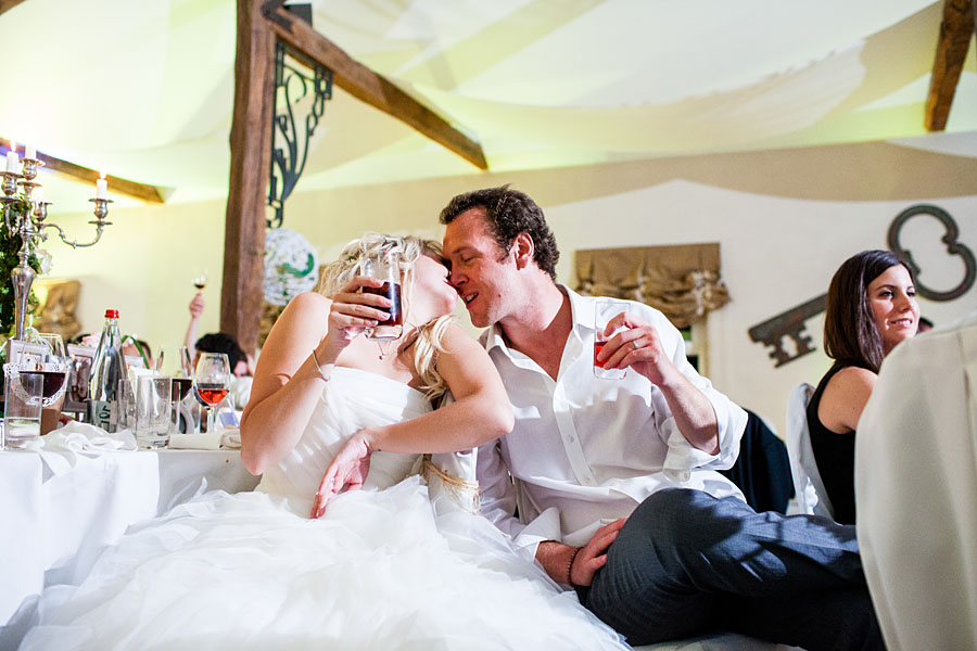 Braut und Bräutigam küssen sich auf der Hochzeitsparty