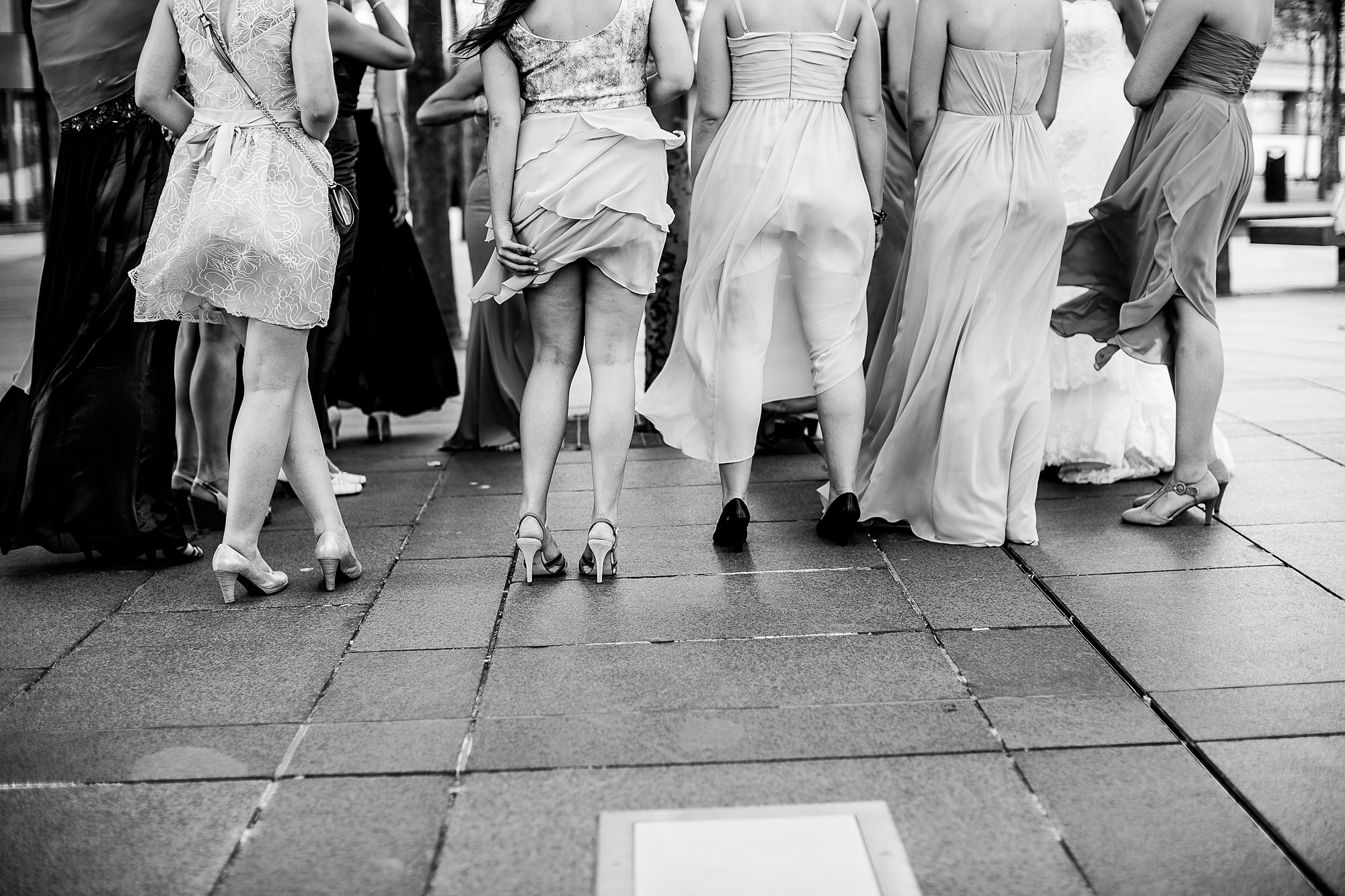 Luxemburg, Hochzeitsgäste, windy, röcke, Hochzeitskleid, Festkleid, Weddingguests, Hochezeitstag, schwarzweiß, fun, party, empfang, feier